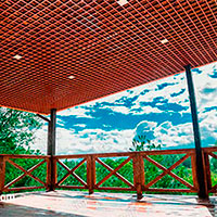 Wybór sufitów podwieszanych na specjalne warunki pracy