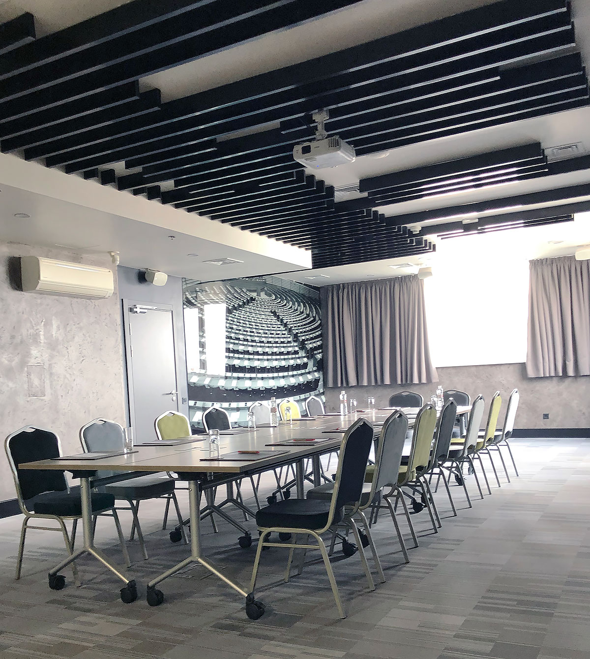 Designerski sufit podwieszany listwowy KRAFT, sufit T-profilowy z oprawami KRAFT T-Led w hotelu