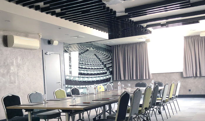 Designerski sufit podwieszany listwowy KRAFT, sufit T-profilowy z oprawami KRAFT T-Led w hotelu