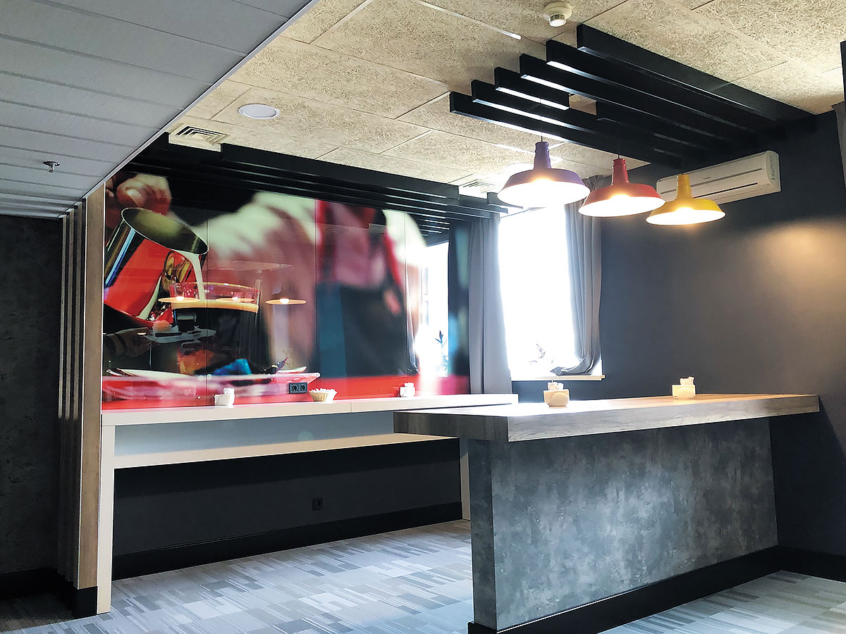 Designerski sufit podwieszany listwowy KRAFT, sufit T-profilowy z oprawami KRAFT T-Led w hotelu