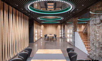 Wielopoziomowy designerski sufit podwieszany z listwy plaskiej CRAFT (sufit ekranowy) we wnętrzu restauracji, kawiarni, baru