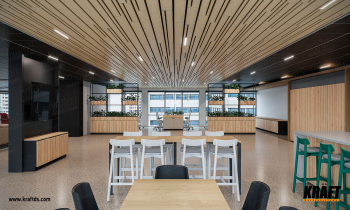 Sufit podwieszany z wykorzystaniem niestandardowej listwy kubicznej i płyt metalowych KRAFT (+6 zdjęć)