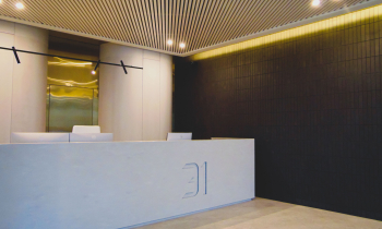 Listwa kubiczna KRAFT w obszarach ogólnego użytku w nowym budynku mieszkalnym