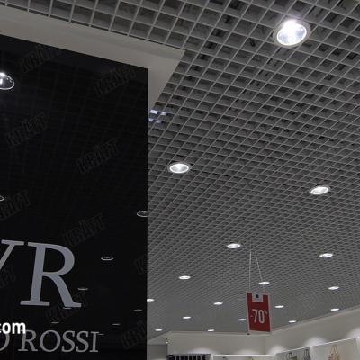 Sklep Vitto Rossi. Klasyczny sufit rastrowy / Vitto Rossi store