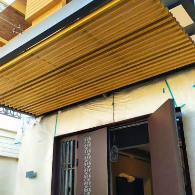 Prywatny dom, ozdobny daszek nad werandą / House, decorative visor